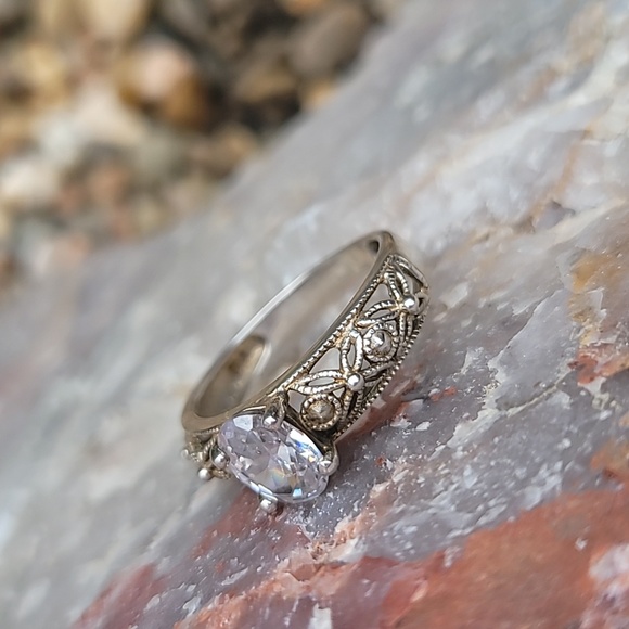 Beautiful Ring - Picture 2 of 5